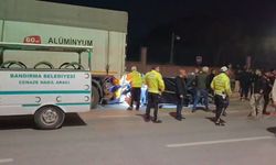 Emniyet şeridinde park halindeki TIR'a çarpan motosikletin sürücüsü öldü