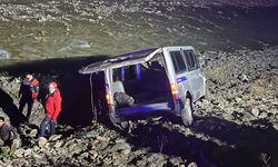 Hakkari'de Kaçak Göçmen Minibüsü Dereye Yuvarlandı