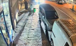 Kahta'da Kavşakta Çarpışan 2 Otomobil Vitrine Çarptı