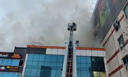 Küçükçekmece'de Çatı Yangını Bitişik Binaya Sıçradı