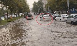 Otomobiline dolan suyu bardakla tahliye etmeye çalıştı