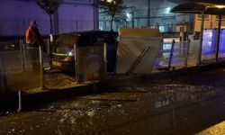 Tramvay durağına dalan otomobilin sürücüsü yaralandı