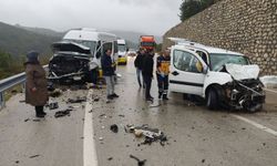Bursa'da Minibüs ve Araç Çarpıştı: 1 Ölü, 10 Yaralı