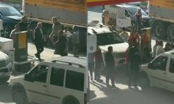 Akaryakıt istasyonunda meydan dayağı: Sopalar havada uçuştu