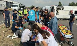 Antalya-Isparta yolunda midibüs devrildi! Yaralılar var