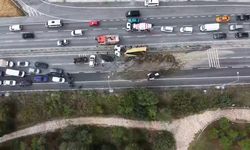 Arnavutköy’de hafriyat kamyonu refüje devrildi