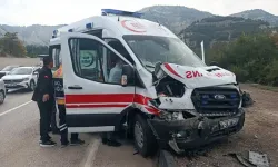 Biri ambulans 4 araç zincirleme kazaya karıştı: 3'ü sağlık görevlisi 6 yaralı