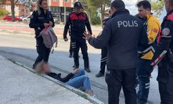 Burdur’da araçların önüne atlayan kadın polise zor anlar yaşattı