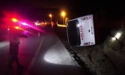 Burdur'da midibüs şarampole devrildi! 8 kişiden 1'i yaralandı
