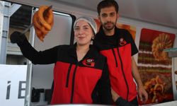 Hatay'da depremzede genç çift minibüsü tatlıcıya çevirdi! Hem geziyor hem kazanıyor