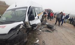 İşçi servisi ile otomobil kafa kafaya çarpıştı: 10 yaralı