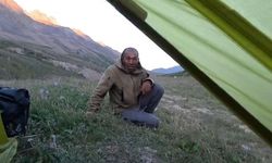 Issız Alanda Kamp Yapan Kadınların Yanına Yaklaştı! “Git” Diye Bağırınca Kaçtı
