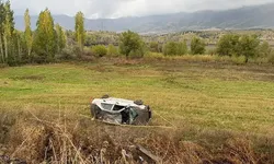 Kahramanmaraş plakalı otomobil şarampole devrildi; 2 yaralı