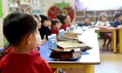 Kahramanmaraş'ın komşu ilinde anaokulu öğrencilerine simit ve süt desteği