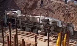 Kahramanmaraş’ta beton kamyonu inşaat temeline devrildi!