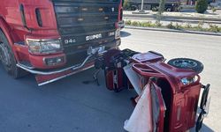 Kamyonla çarpışan elektrikli bisiklet 10 metre sürüklendi: 2 yaralı