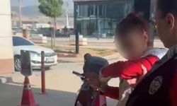 Çöpte karnını doyuran kediye taş atan kadın yakalandı