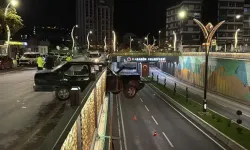Kontrolden çıkan otomobil korkuluklarda askıda kaldı