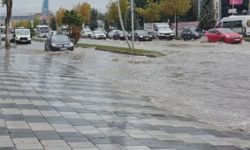 Malatya'da 15 dakikalık sağanak yolları göle çevirdi! Trafik durma noktasına geldi