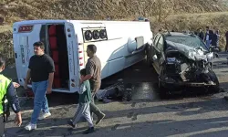 Midibüs ile kamyonet çarpıştı: 12 yaralı