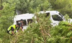 Minibüs bahçeye yuvarlandı: 1'i ağır, 17 yaralı