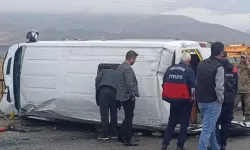 Öğrenci servisi devrildi; 12 yaralı