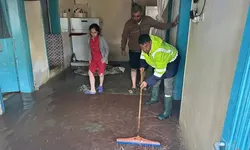 Sağanak; ev ve iş yerlerini su bastı, yollar göle döndü