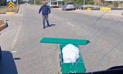 Seyir halindeki cenaze nakil aracından yola tabut düştü