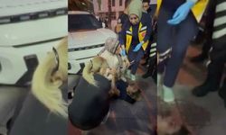 Sokakta yürüyen eşini sırtından bıçakladı