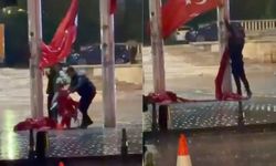 Taksim Meydanı'nda yere düşen Türk bayrağını polis kaldırdı