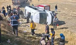 TIR'la yolcu minibüsü çarpıştı; 1'i ağır, 11 yaralı