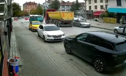 Yolcu minibüsü ile hafriyat kamyonu çarpıştı: 10 yaralı
