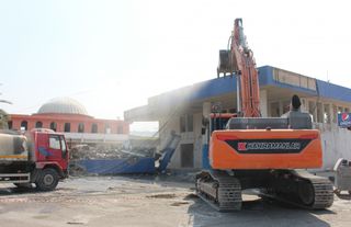 Depremlerde ağır hasar alan İskenderun Otogarı kontrollü şekilde yıkıldı