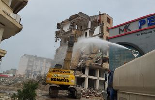 Ağır hasarlı binaların yıkımı 19 mahallede devam ediyor