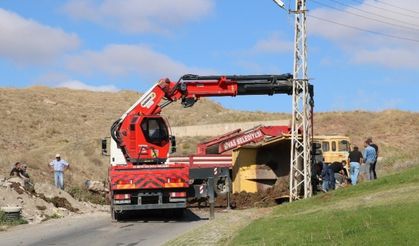 Toprak yüklü  kamyon yan yattı: 1 yaralı