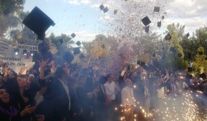 Deprem bölgesinde mezun olan öğrenciler sevinç ve hüznü bir arada yaşadı  