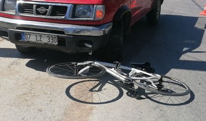 Yolda kayan bisiklet kamyonetin altına girdi: 1 yaralı  