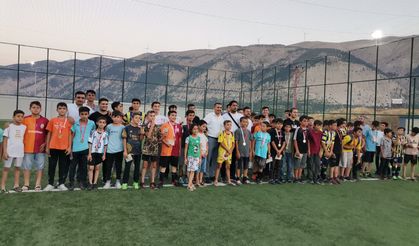 Çağlayancerit’te deprem şehitleri anısına futbol turnuvası düzenlendi