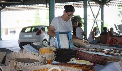 Depremden etkilenen Hatay'da kadınlar yeniden pazardaki tezgahlarının başına geçti