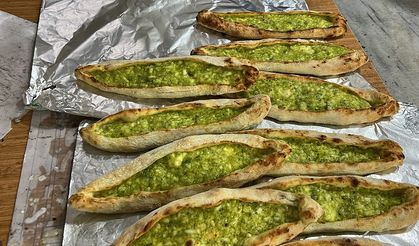 Kahramanmaraş'ta İftar sofralarının lezzetli yiyeceği fıstıklı börek