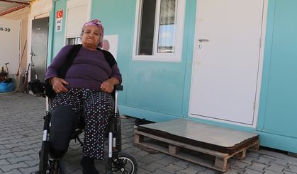 Annesini ve bacağını depremde kaybeden kadın, protez bacağıyla hayata tutundu