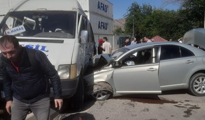 Türkoğlu’nda minibüs ile otomobil çarpıştı: 8 yaralı