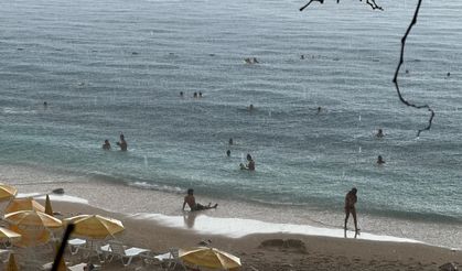 Antalya'da yağmura aldırış etmeyen turistlerin deniz keyfi