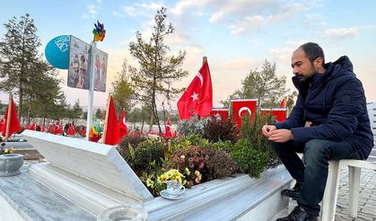Depremde Eşi Ve Çocuklarını Kaybeden Baba, Her Gün Mezarlığa Hediyelerle Gidiyor