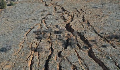 Tarım Arazilerinde Oluşan Fay Yarıkları Bilim Adamlarınca Mercek Altında