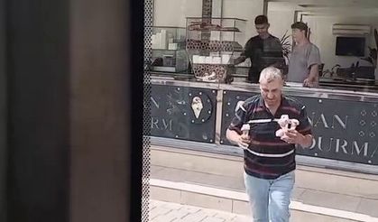 Adana’da Otobüs Şoföründen Duygulandıran Jest: Sıcakta Bunalan Çocuklara Dondurma İkram Etti