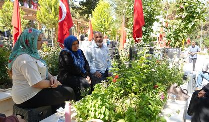 Gaziantep Mezarlıklarında Bayram Hareketliliği