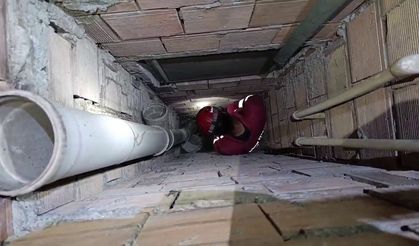 Hatay’da İtfaiyenin Kahraman Operasyonu: Yavru Kediye Kavuşan Yaşlı Kadının Duygusal Anları