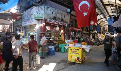 Hatay’ın Kalbi Uzun Çarşı’da Duygusal Bayram: Yeniden İnşa Öncesi Son Alışveriş Yoğunluğu