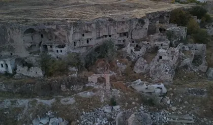 Yamula Barajı'nda Zamana Direnen Tarih: Kayseri'de Tek Kayadan Oyulmuş 2 Asırlık Cami